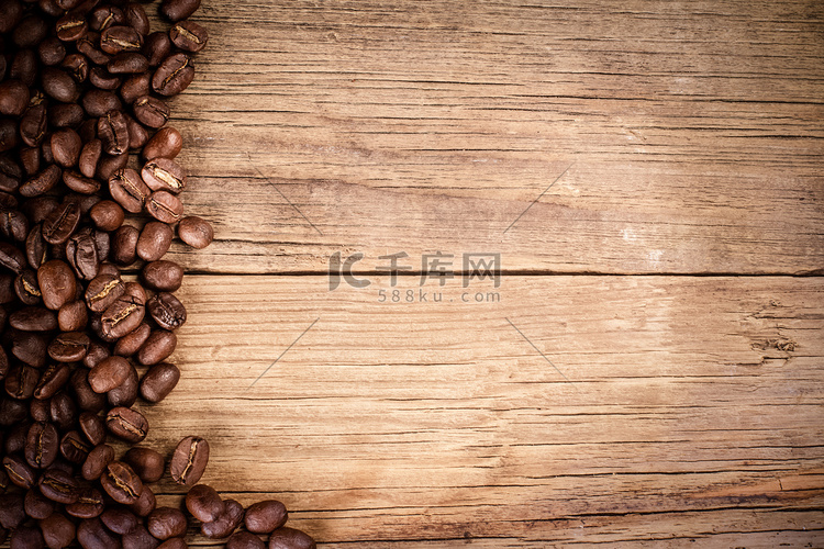木材纹理背景上的咖啡豆