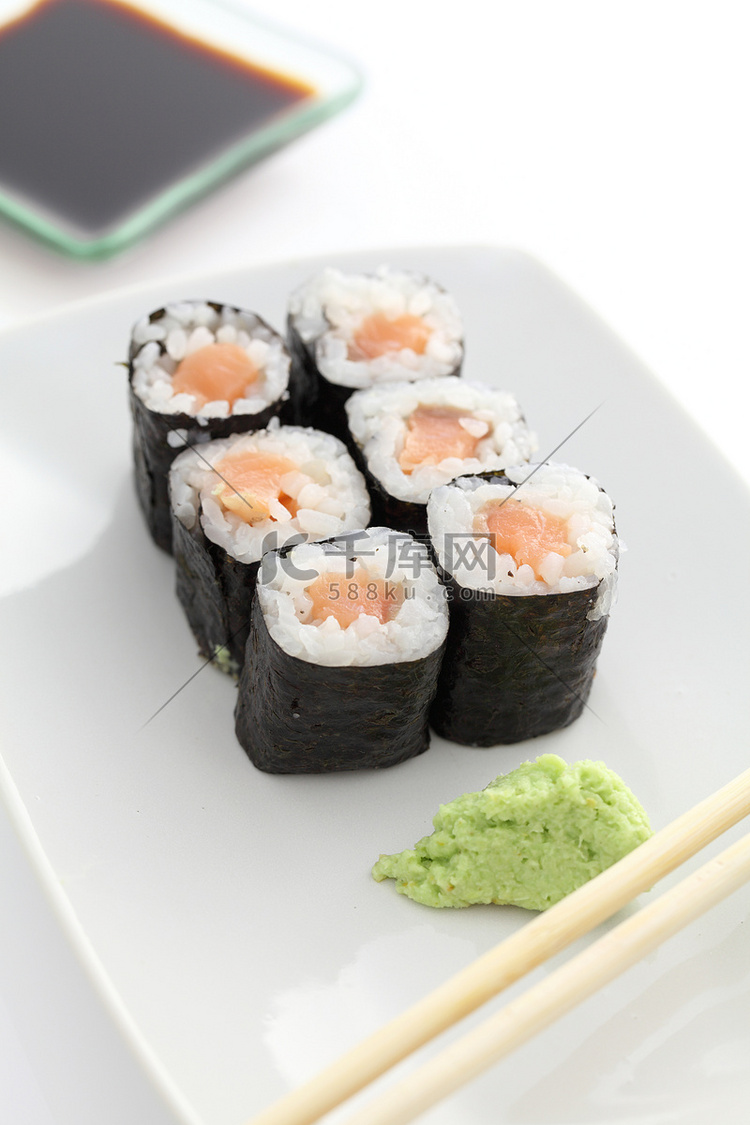 三文鱼 Maki 寿司用筷子和