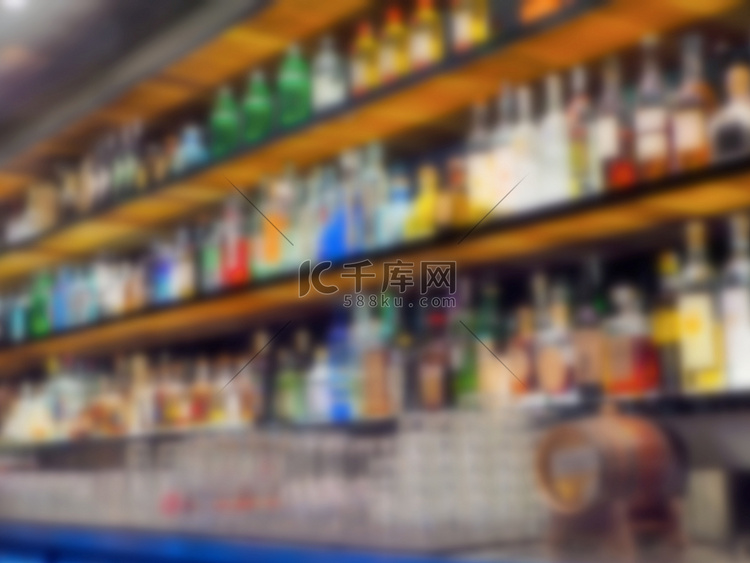 吧台和宽酒瓶架散焦散景图像