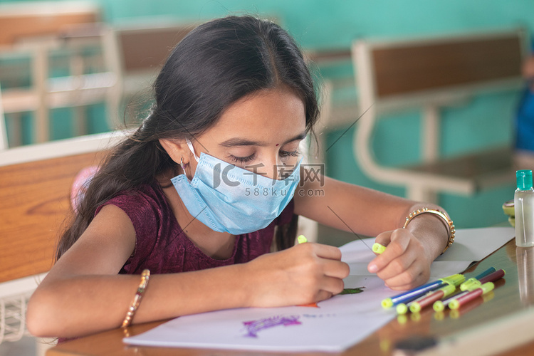 戴着医用面具的小女孩忙着在教室