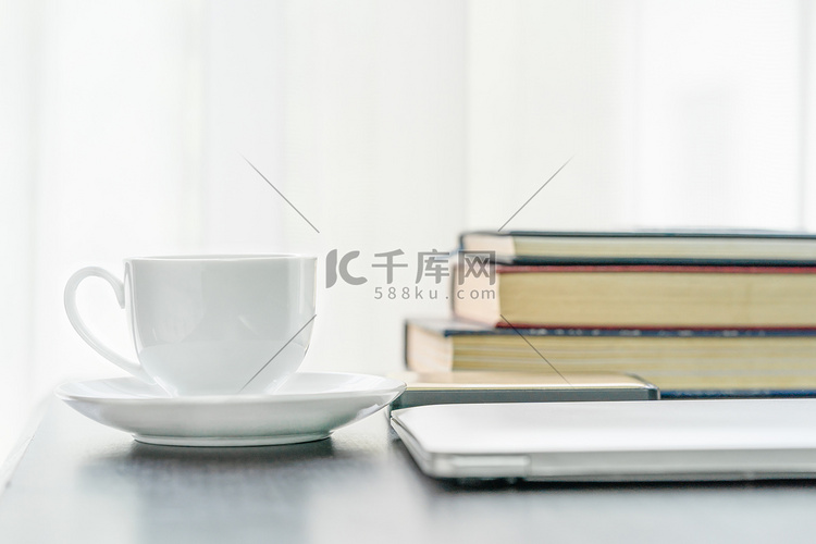 咖啡杯和桌上的书