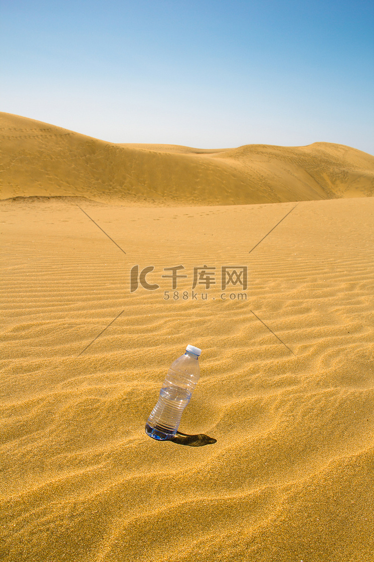 沙漠中的空瓶水