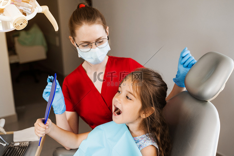 在牙科诊所咨询儿童牙医。