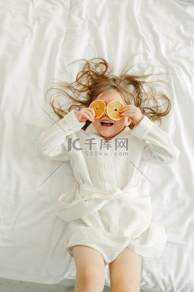 一个身穿白大褂的少女，躺在床上