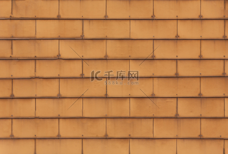建筑物的屋顶由咖啡色金属板制成