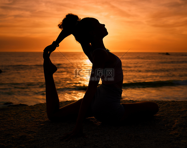 普拉提、瑜伽和日出时海滩上的女