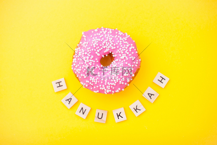 黄色背景上的粉色美味甜甜圈和木