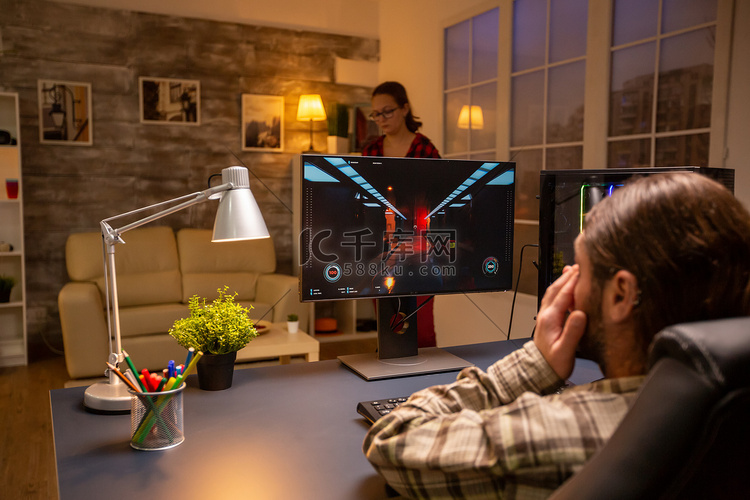 专业视频游戏玩家深夜在客厅在功