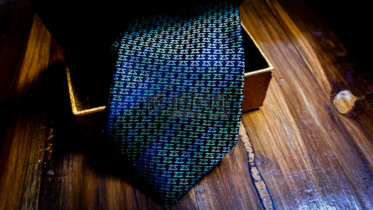 现代风格的领带。