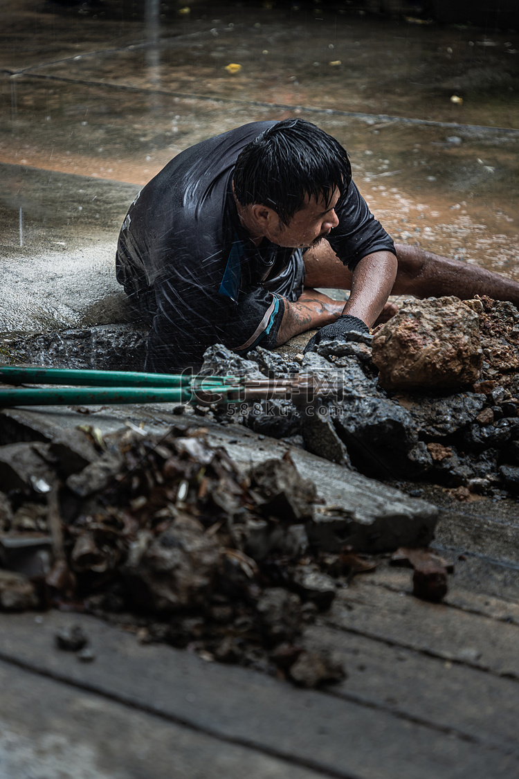 公用事业工人在下雨期间使用工具