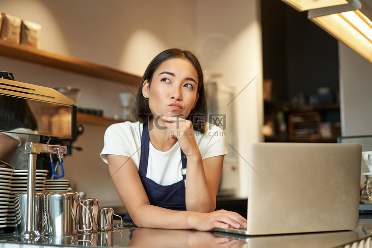 带着笔记本电脑的女咖啡师的肖像