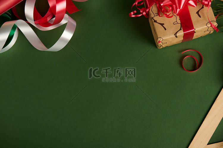 圣诞礼物用鹿图案的包装纸包裹，