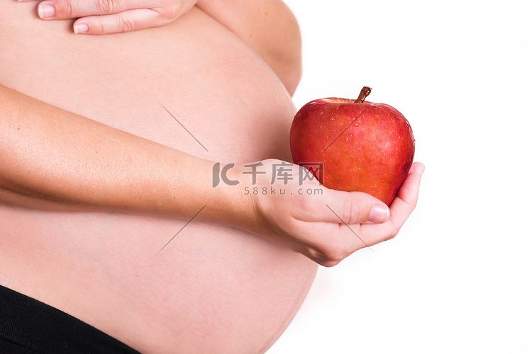 孕妇与一个红苹果隔离在白色背景