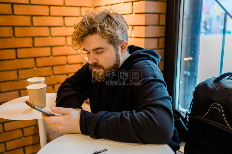 肖像快乐的人通过手机上的应用程