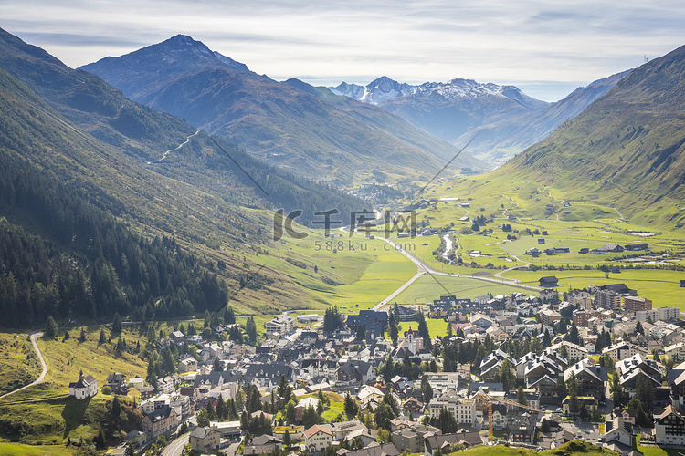 瑞士阿尔卑斯山安德马特村的田园