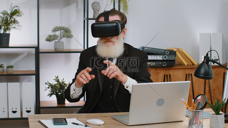 戴 VR 护目镜的高级商人观看