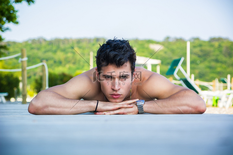 年轻人趴在阳光甲板上