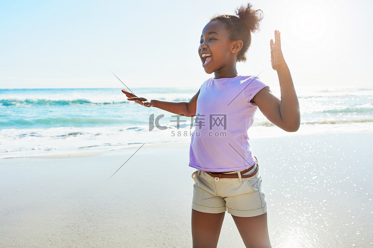 夏天，孩子们在海边或海边与黑人