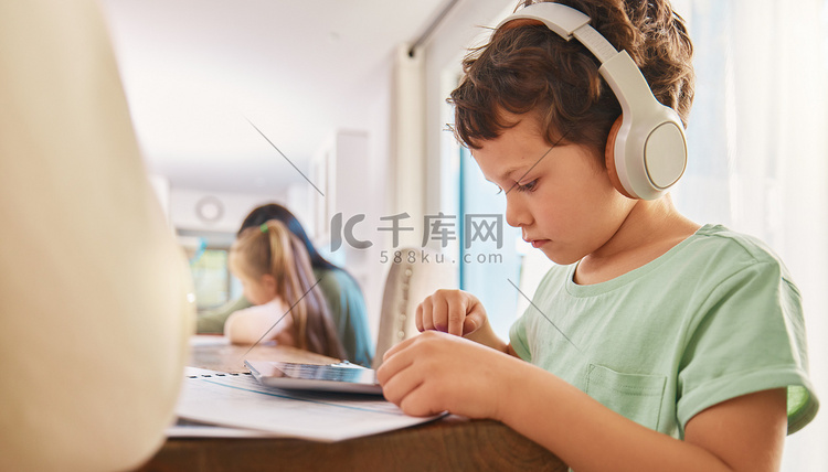 儿童、耳机和平板电脑，用于在带