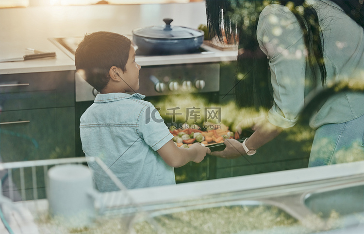 烹饪、蔬菜和孩子帮助母亲用厨房