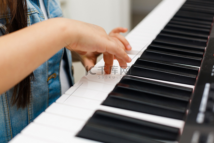 音乐表演者弹钢琴的手的特写