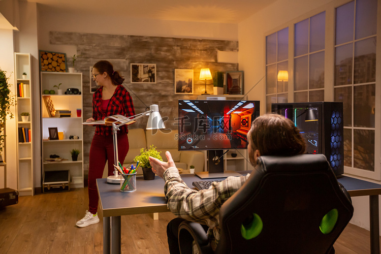 专业视频游戏玩家深夜在客厅在功