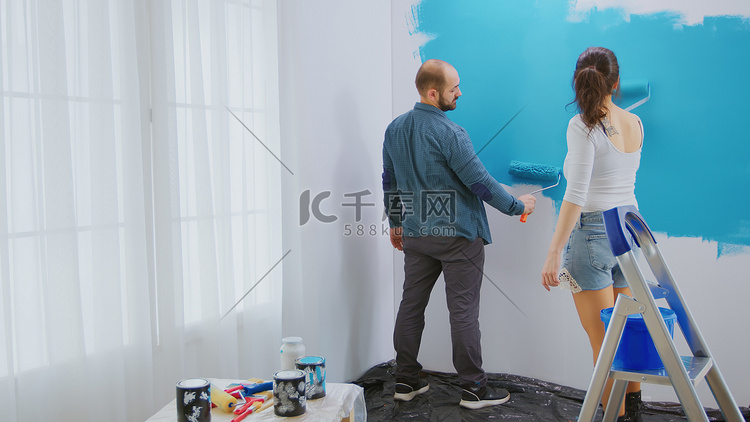 用蓝色油漆改造墙壁