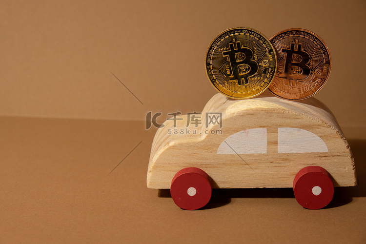 比特币金币与木制玩具车。