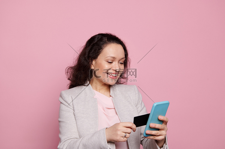 微笑的女性、使用智能手机和信用
