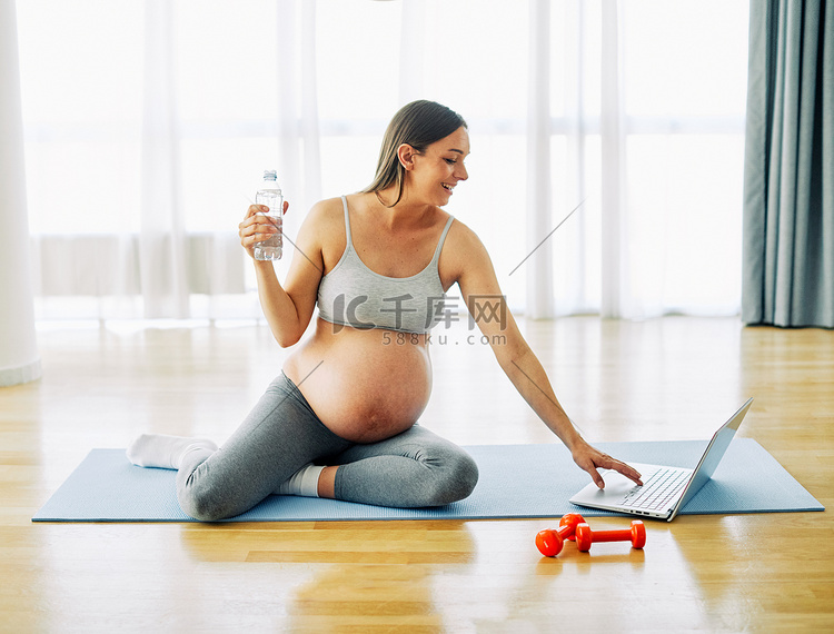 妇女怀孕母亲怀孕女性锻炼运动健