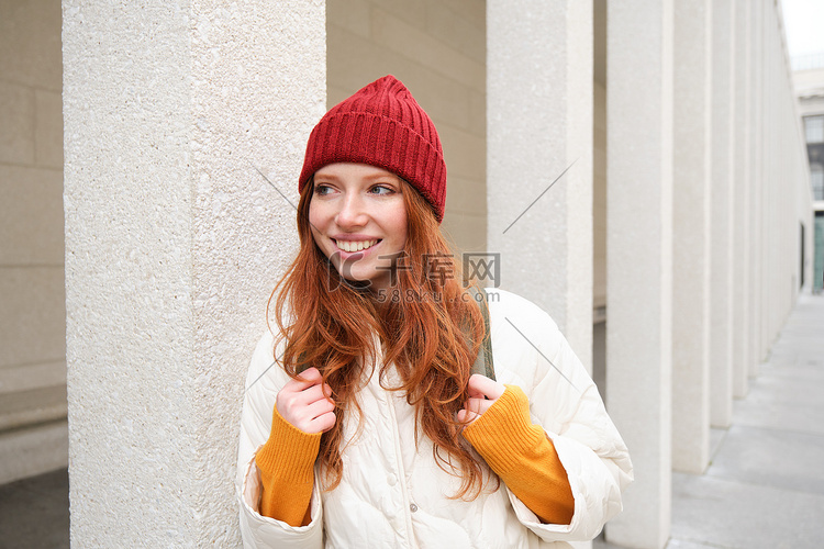 快乐的红发女孩，游览城镇的游客