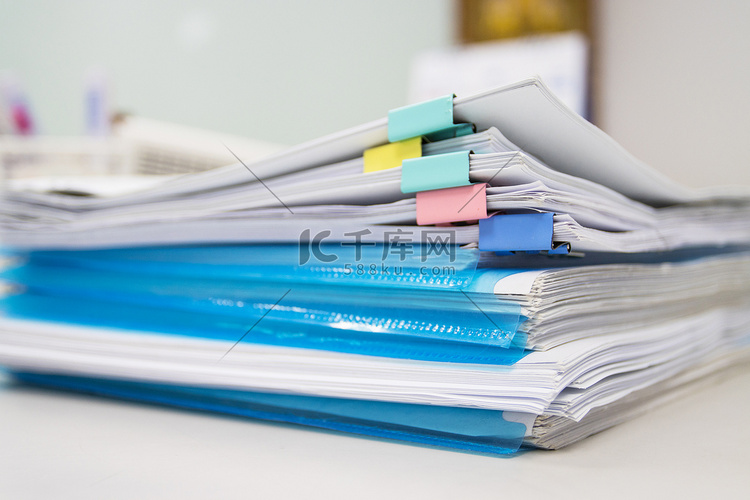 桌上的文件夹和业务报告纸质文件