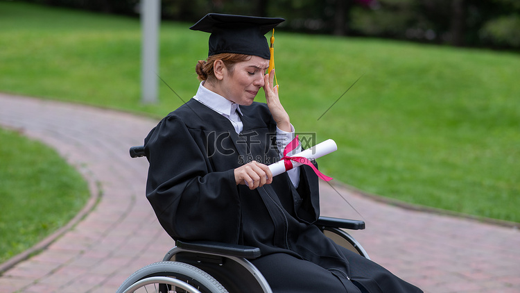 一位坐在轮椅上的白人妇女拿着文