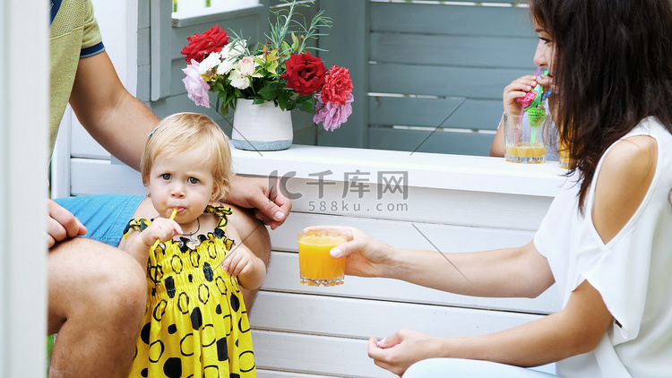 夏天，在花园里，父母和年幼的孩