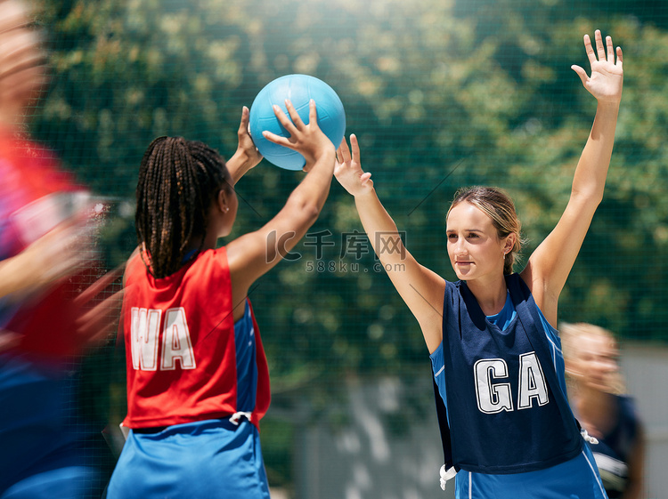 体育、女子和篮球比赛在室外篮球