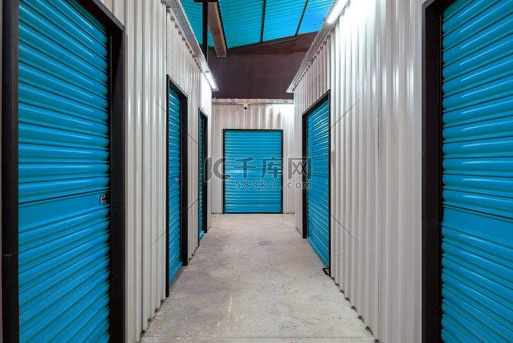 带蓝色门的自助存储单元走廊。