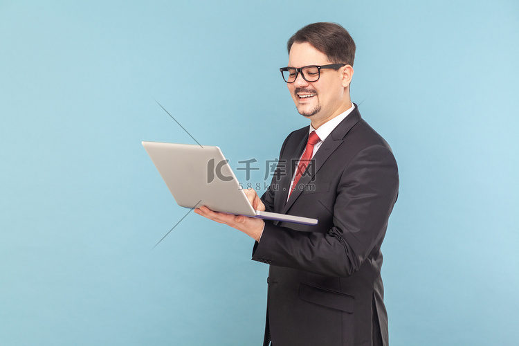 微笑开朗的男人站着，拿着笔记本