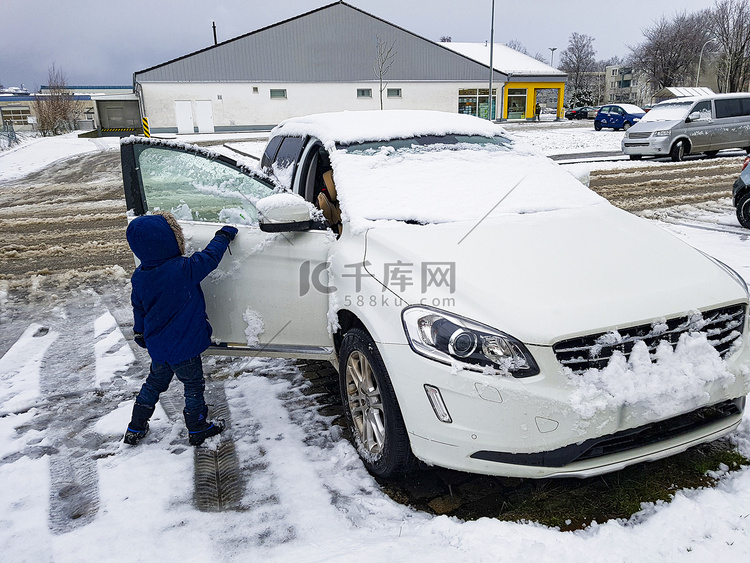 德国儿童将汽车从冰雪中解救出来