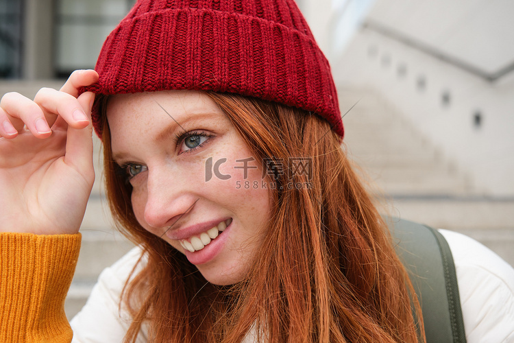 戴着温暖红帽的时尚红发女孩，微