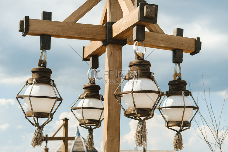垂悬在木杆上的旧木灯笼