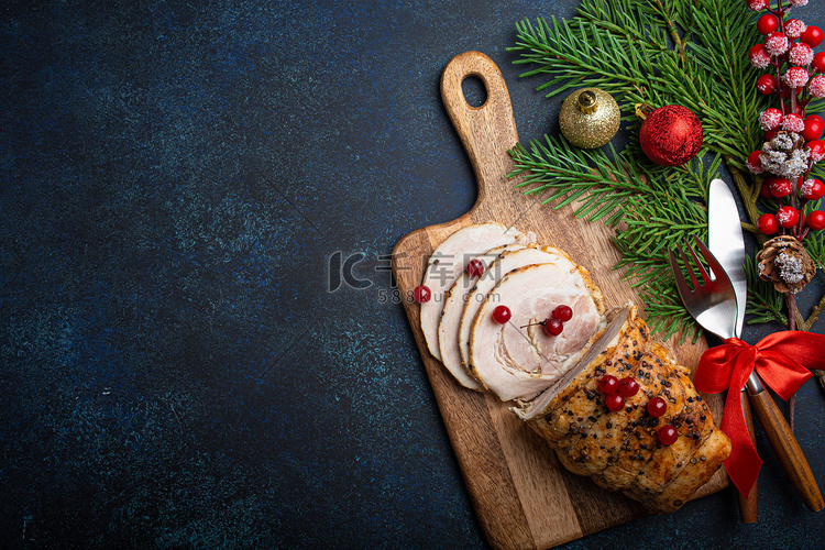 圣诞烤火腿切片，配上红色浆果和