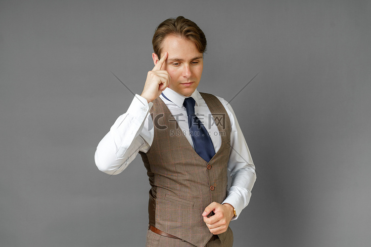 一个商人用手摸头的情感肖像。