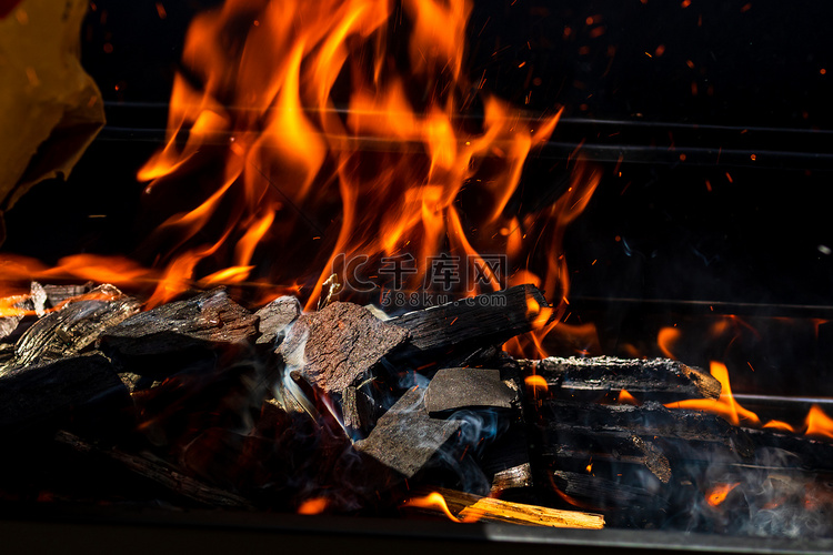 烧烤炉坑，带有红色火焰、热木炭