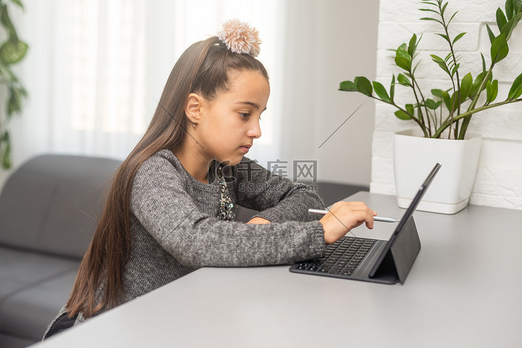 学校的女孩学生使用数字平板电脑