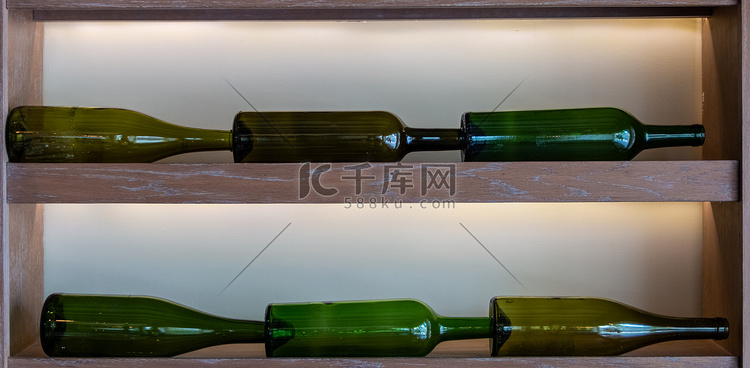 用于平面设计的绿色色调酒瓶背景