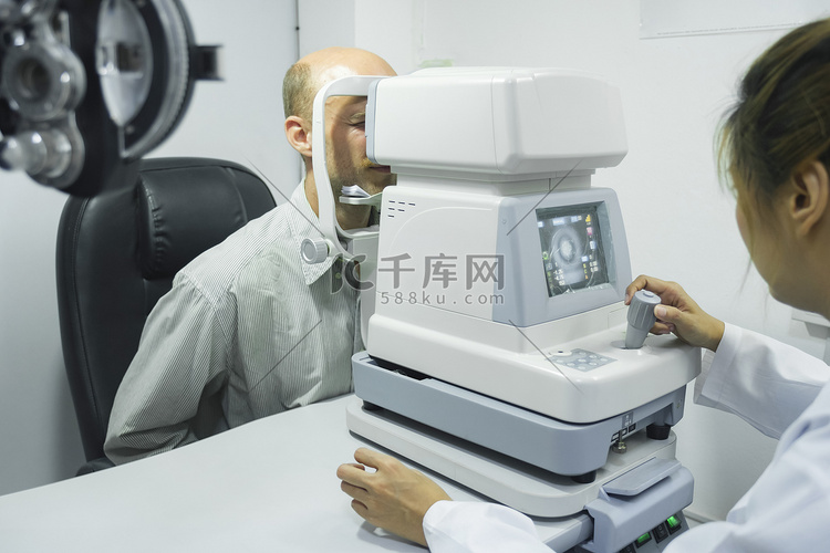 男子在眼科诊所检查视力。