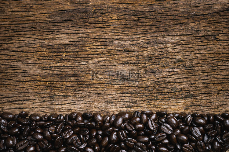 咖啡杯和咖啡豆在木地板上的袋子