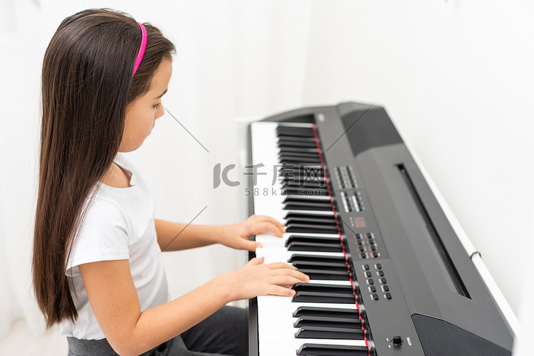 可爱的小女孩有钢琴培训课程