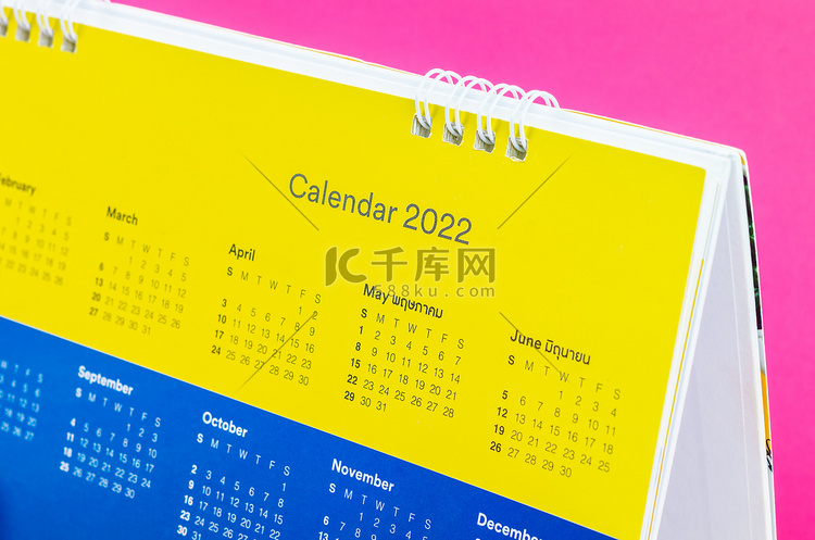 粉红色日历页 2022 上的日期