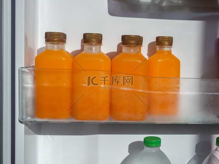 橙汁在瓶中冰镇。